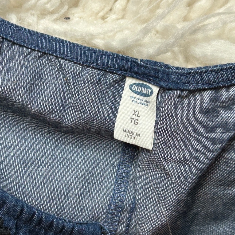 Chambray Embroidered Sleeveless Tank Top - Picture 3 of 4